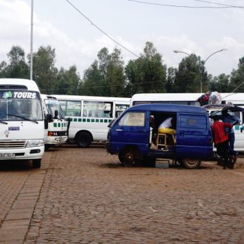 Mit dem Busfahren in Ruanda. Der Busbahnhof in Nyanza/Kic.kiru