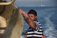 Mauro Gambaro steht an der Rolle, über die die beiden Fischer das Netz einziehen.